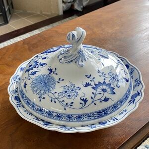 Hutschenreuther Selb Bavaria Germany Blue Onion Round Covered Vegetable Dish
